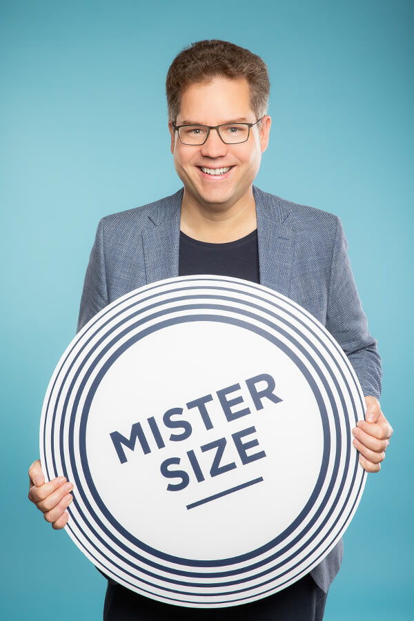 Jan Vinzenz Krause mit MISTER SIZE logo